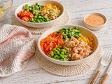 Bol de salade de crevettes nordiques bang bang