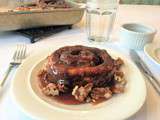 Brioche collante au chocolat, au caramel à la fleur de sel et aux pacanes sucrées salées