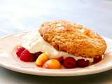 Gâteau sablé au thé sur un nuage de yogourt (et un peu de crème) avec fruits d’été