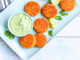 Petites croquettes de quinoa et de patate douce, sauce crémeuse à l’avocat et au yogourt