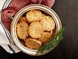 Sablés apéritifs aux noix de Grenoble, dattes et parmesan