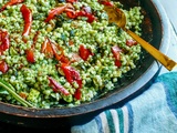 Salade de couscous israélien aux courgettes et poivrons rôtis, vinaigrette au persil