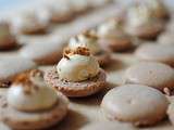 Macarons au chocolat fourrés d'une crème au beurre à la meringue Suisse au caramel