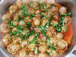 Boulettes de viande hachée , sauce a l'ail