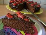 Gâteau au yaourt au chocolat décoré avec des fraises (de Salima)