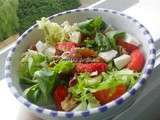 Juste envie d'une petite salade qui change ... salade/fraises/feta/noix