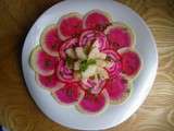 Carpaccio de légumes racines en tenue de soirée fushia