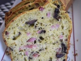 Cake au pesto, olives noires et bacon