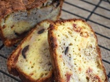 Cake au pesto rose, tomates séchées et olives noires