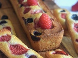 Financier géant saveur banane aux fruits rouges frais