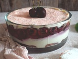 Tiramisu aux cerises et aux biscuits roses