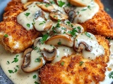 Découvrez la Splendeur Gourmande : Poulet Croustillant à la Sauce Crémeuse de Champignons et Parmesan