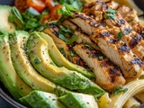 Délicieuse Recette de Bol de Pâtes au Poulet Grillé et Avocat: Un Festin Sain et Savoureux