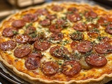 Éveillez vos Papilles avec cette Tarte Oignons Chorizo Irresistible: La Recette Parfaite pour un Dîner Léger et Savoureux