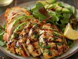 Salade de poulet grillé et avocat : Recette facile et savoureuse