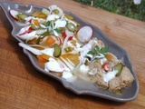 Salade de tomate « ananas », radis, oignon frais et maquereaux au vin blanc