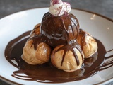 Ultime de Profiteroles maison : Pâte à choux délicieuse, crème pâtissière vanillée et nappage au chocolat fondant