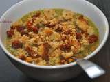 Soupe de courgettes et son crumble salé