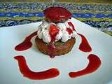 Biscuit au caramel de fruits rouges-sirop de rose, chantilly au chocolat blanc, rose et fraise