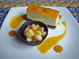 Caissette en chocolat garnie, entremets vanille mangue, coulis fruit de la passion