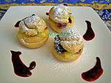 Choux garnis à la crème au citron, framboises et mûres, coulis de fruits rouges