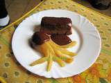 Fondant au chocolat, poire pochée, coulis d'abricot au chocolat