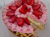 Gâteau décoré aux mousses chocolat blanc et fraises,, chantilly au chocolat blanc