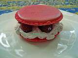 Gros macaron garni framboise, mousse chocolat blanc présenté à l'assiette