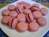 Macarons roses garnis à la purée de framboise