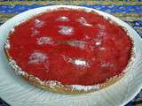 Tarte à la rhubarbe et crème de calisson, miroir à la fraise