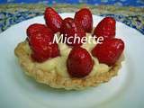 Tartelette à la crème au miel, anis vert et fraises du jardin