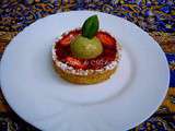 Tartelette au confit de fraises cuites et crues, bavarois au basilic