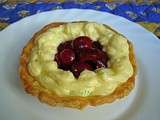 Tartelette garnie à la brousse et citron et compote de cerises