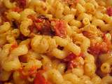 Cavatappi super délicieux aux oignons et tomates rôtis avec parmesan