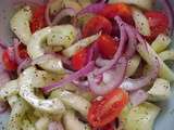 Délicieuse salade de concombres, tomates et oignon rouge