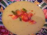 Délicieux potage aux haricots blancs avec salsa de tomates, basilic et vinaigre balsamique