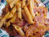 Penne gratinés Viviane à la sauce aux tomates, vin rouge, saucisses et champignons