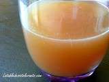 Jus de pomme frais au gingembre avec extracteur, sans sucre