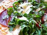 Pizza a la bresaola et roquette, sans gluten, sans levure, sans sucre, avec ou sans lait