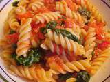 Fusilli sauce aux tomates, épinards, ail et parmesan