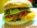 Burger au poulet, bacon et confit d'oignons