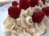 Meringues aux amandes, chantilly, framboises