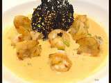 Gambas, jus réduit au lait de coco, oignons nouveaux, tuile de pain à l'encre de seiche