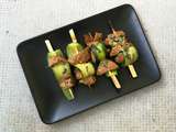 Brochettes de  poulet  mariné et courgettes