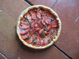 Jolie tarte à la tomate et aux herbes