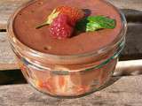 Mousse au chocolat aux fraises et à la fleur d'oranger