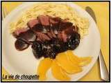 Magret de canard mignonnette aux pruneaux, sauce aux cafes