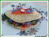 Pain pita a la truite fumee, radis roses, mache et fleurs de bourrache