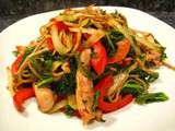 Wok de nouilles soba au poulet et chou kale