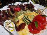 Salade  feuille de chêne , ananas, tomate  coeur de boeuf , concombre, quenelle de chèvre frais, piment d'espelette, vinaigre à la mangue, huile d'olive et basilic  cannelle 